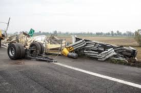 Un ponte sulla strada statale 45, in alta valtrebbia nel piacentino, è crollato oggi intorno alle 15. Scontro Mortale Tra Camion In Autostrada Bloccata Carreggiata Verso Brescia Cremonaoggi