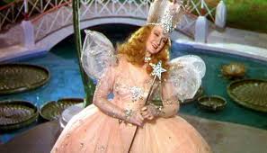 Dorothy gale, personnage mythique du magicien d'oz fera son retour dans la seconde partie de once upon a time. Once Upon A Time Saison 3 Glinda La Gentille Sorciere Du Magicien D Oz Castee Infos Series