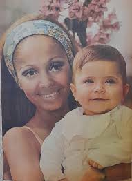 Año 1973 Mes Abril. Fresia Soto y su hijo. Fotografia Revista RITMO.