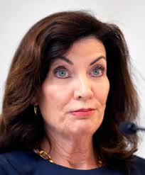 BreakingNews : 6 people are confirmed to be deceased in the Hudson River  helicopter crash #BREAKING #newyork The chopper's propeller was seen  detached from the helicopter, spinning into the water. According to