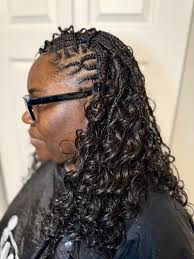 Hello BONJ ! ? I am a traveling hair stylist. Located in seaison  Appartement Md I am a hairstylist