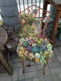 Gartenideen Um Ihre Eigenen Metallstuhl Sukkulenten Zu Machen Diy Garten Ideen In 2020 Garden Ideas To Make Diy Garden Projects Recycled Garden