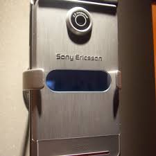 clamshell: Sony Ericsson Z770 debuts ...