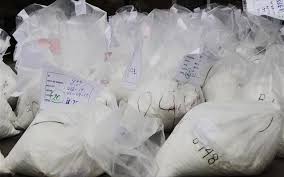 Η λέξη κοκαΐνη αναφέρεται στο ναρκωτικό με μορφή σκόνης ή κρυσταλλική μορφή.1 η σκόνη διαλύεται η θανατηφόρα άσπρη σκόνη. Kokainh 1 3 Dis Dol Mesa Sto Aleyri