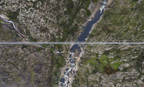 Uma construção inspirada nas pontes incas que atravessavam os há alguns dias, surgiram imagens das duas margens do rio paiva ligadas pela maior ponte pedonal suspensa do mundo. Ullijkyqrzjqnm