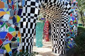 André blas' introduction to his documentary, introspections and reflections, explores the relationship between niki de saint phalle's here is the story of the origins of de saint phalle's giardino dei tarocchi (tarot garden) in tuscany: Der Tarot Garten Von Niki De Saint Phalle Tritt Toskana De