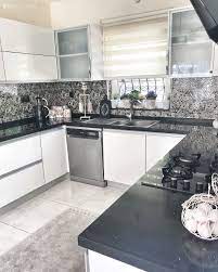 Mutfaklar dekore edilirken tezgâh arası doğal taş uygulamalı mutfak dolapları kullanılarak. Bu Akillica Yerlesmis Ev Farkli Ve Goz Alici Ev Gezmesi Ic Tasarim Mutfak Mutfak Ic Dekorasyonu Mutfak