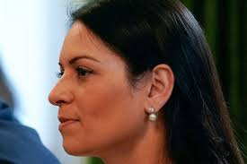 Priti Patel, la hija de inmigrantes indios que quiere expulsar a los  solicitantes de asilo