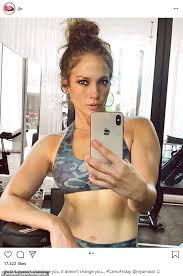 May 18, 2021 · jennifer lopez shared messages about love and great miracles in a candid instagram post amid the ben affleck romance rumours. Jennifer Lopez Fans Flippen Uber Einen Mann Im Hintergrund Ihres Selfies Aus Nach Welt