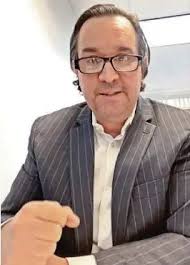 Defensor de migrantes con raíz tricolor