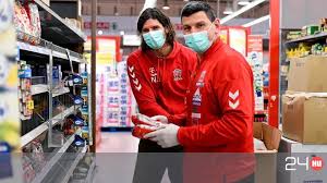 A tatabánya ellen is várjuk védettségi igazolvánnyal és applikációval rendelkező drukkereinket. Leterhelt Aruhazi Dolgozokkal Tettek Jot A Maszkos Veszpremi Kezisek 24 Hu