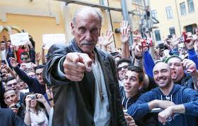 Napoli, il dramma delle file infinite. Ci Siamo Venduti Al Banco Dei Pugni Rolling Stone Italia
