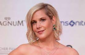 German screenwriter, author and director anika decker has wrapped shooting in berlin on her new comedy liebesdings. Drehbuchautorin Anika Decker Unterstutzung Im Streit Um Keinohrhasen Kultur Stuttgarter Zeitung