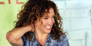 Katja Schuurman showt flink gegroeide babybuik: 'Al best wel dik voor vijf  maanden'