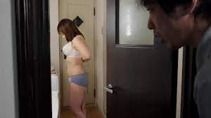 友人アツシの家に遊びにきていた川崎は、偶然アツシの母親・美優が着替えているところを目撃する。  （おばさんって美人なのにこんなでかいパンツ履いてるんだ…）生まれて初めて母親以外の大人の女性の生々しい下着姿を見て興奮を覚えた川崎は、それからというものたびたび  ...