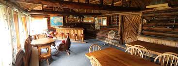 Immer wieder tauchen wie aus dem nichts urige rundstammhäuser auf. Kaufinseln Alexander Lake Lodge Alaska Usa