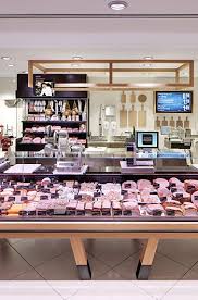 Auch An Der Fleisch Und Wursttheke Finden Sich Die Elemente Aus Hellem Holz Wieder Dry Aged Beef Kommt Aus Dem E Supermarkt Design Metzgerei Ladeneinrichtung
