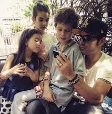 Fostul fotbalist adrian mutu, în vârstă de 41 de ani a publicat, în mediul online, o fotografie în care apar cei doi băieți ai săi: Ce Copii Mari È™i FrumoÈ™i Are Adrian Mutu Ce Varste Au Cei Patru È™i Cum AratÄƒ Acum Galerie Foto Galerie Foto Stiri Vedete Si Evenimente Viva Ro