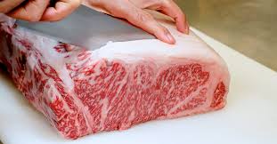 La kagoshima kuroushi è una carne di bovino della razza nera giapponese (kuroge washu) che trascorre la maggior parte del periodo di alimentazione e crescita nella prefettura di kagoshima. Carne Wagyu Matteoingiappone