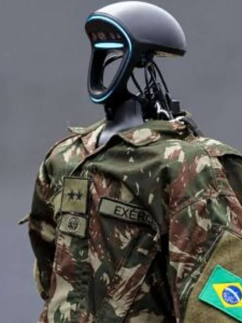 Desfile 7 de setembro: Robô humanoide do Exército Brasileiro presta continência aos chefes dos Três Poderes