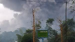 Gunung semeru meletus sekitar pukul 03.10 wib, selasa (1/12/2020) membuat ratusan warga dari tiga desa di tiga kecamatan lumajang mengungsi. L3pzvnk8gbwppm