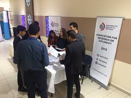 Gelecek planlarını uluslararası ilişkiler diplomasi üzerine yapan birçok kişi bu alanda yüksek lisans eğitimi alabilmek için en doğru adreslerde birinin universum üniversitesi olduğunu bilir. Diplomasi Arastirmalari Dernegi Dard Auf Twitter X Uludag Uluslararasi Iliskiler Kongresi Nin Ikinci Gununde De Diplomasi Arastirmalari Dernegi Dard Olarak Standimizdayiz Bilgi Almak Isteyen Herkesi Bekleriz Diplomasiarastirmalaridernegi