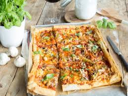 Fur Deine Nachste Party Buntbelegtes Pizzablech Mit Kaserand Rezept Pizza Blech Rezepte Lebensmittel Essen