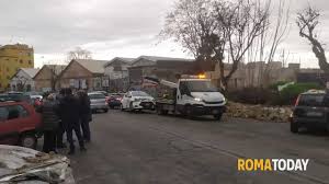 Appio Tuscolano, crollato un muro della stazione: 7 auto danneggiate
