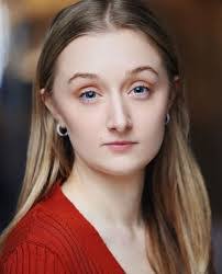 Holly Durkin's Instagram, Twitter & Facebook