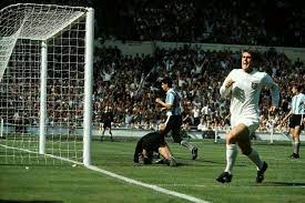 England 1 Argentina 0 In 1966 At Wembley Geoff Hurst Runs Off To Celebrate His Winner In The England Football Team English Football League Argentina World Cup