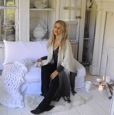 Sandra foster tiny house shabby chic tiny retreat. Ma Veramente Vivi In Questo Buco La Storia Di Sandra Ha Commosso Il Mondo Intero Ecco Dove Vive Foto