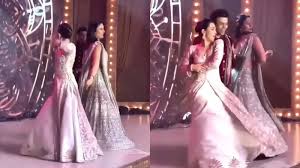 Bole chudiyan (k3g) | luthfikudo recorded by __qasehasyiqin_ and _memerangputih_ on smule. Kareena Kapoor Karisma Kapoor And Karan Johar Dancing On Bole Chudiyaan Is Breaking The Internet Hindi Movie News Bollywood Times Of India