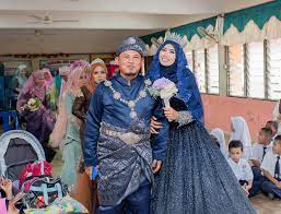 Tema sambutan hari guru tahun 2020 yang disambut pada tarikh 16 mei setiap tahun adalah berguru demi ilmu, bina generasi tema hari guru 2018 ini dicadangkan untuk menunjukkan bahawa dalam menjayakan transformasi pendidikan negara dan menyahut cabaran pelan pembangunan pendidikan. Sambut Hari Guru Tema Pengantin Amboi Sakan Guru Di Sk Chini Berpakaian Bak Raja Sehari