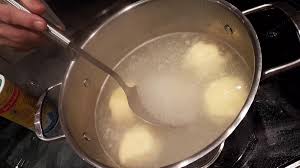 So gibt semmelknödel auch mal schnell werktags zum abendessen. Kartoffelklosse Kartoffelknodel Selber Machen So Geht Es Cuisine4you