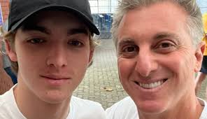 Luciano Huck entrega erro do filho ao ir votar: 'Eleitor de primeira  viagem'