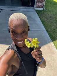 Trying thebDetox tea. I don't normally like tea but I figured I would give  it a try. This peach smells really good. Waiting dor it to cool down to  drink it. Has