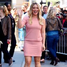 Bubble gum pink and shiny gold isn't our fave color combo 13 of 14. Hilaryduff Llegando A La Conferencia Para Buildseriesnyc Junio 27 The Duff Hilary And Haylie Duff Hilary Duff