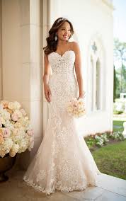 Relaxed yet elegant, french bridal designers tend to have in mind not only the appearance of the dress, but also its comfort levels. Elegant Lace Wedding Dress Stella York Wedding Gowns