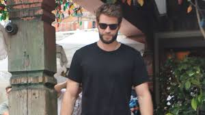 Er wurde in distrikt 12 geboren und jagte über jahre hinweg häufig gemeinsam mit katniss verboten in den wäldern des distriktes. Liam Hemsworth Und Freundin Zusammen Beim Lunch Gesichtet Promiflash De