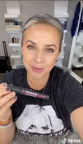 Make-up fan tests 100 mascaras to see which ones to avoid and her absolute  favourite