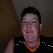 Chloé est la seule fille de son équipe de hockey… 🏒 👉 Découvrez son  histoire dans « Premier trio » sur l'appli Okoo ! #série #sport #fille  #collège