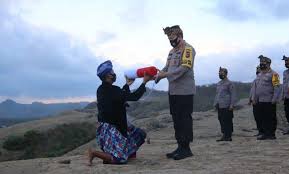 Senin, 17 agustus 2020 13:14. Kapolda Ntb Kibarkan Bendera Merah Putih Raksasa Di Bukit Merese