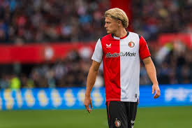 Feyenoord hold on to beat Telstar 4-3 and defend league lead