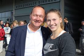 Da quando eravamo bambini fino alla nostra adolescenza, la musica è sempre stata accanto a noi, marcando le nostre esperienze e dandoci ricordi di feste, concerti, matrimoni, viaggi, corse, maratone o semplicemente tenendoci compagnia a casa. Rtf18 On Twitter Prominente Festtoreinweihung In Dinhard Mit Moderator Bernard Thurnheer Swiss Olympic Prasident Jurg Stahl Und Stabhochsprung Olympiateilnehmerin Angelica Moser Https T Co Qse7uirmwc Https T Co Lndsnfjh9q