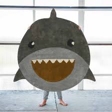 Anweisungen gibt es weiter unten. Tapis Petit Kinderteppich Rund Haifisch Engel Bengel Onlineshop