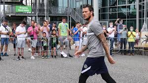 Der schweizer nationalspieler admir mehmedi von bayer leverkusen heiratete seine lebensgefährtin svedije in seiner mazedonischen geburtsstadt gostivar. Vfl Wolfsburg Daniel Ginczeks Kampfansage An Mister X Kicker