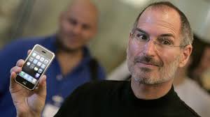 La dramática y jamás contada historia de lo que ocurrió en Apple tras la  muerte de Steve Jobs y el relevo de Tim Cook y Jony Ive, en un nuevo libro