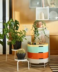 Pflanzenstander Ikea Ps 2014 Aufbewahrungstisch Bunt Podeste Und Wandschranke Prasentieren Pflanzen Und D Wohnzimmer Inspiration Ikea Ps 2014 Pflanzenstander