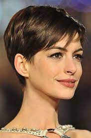 Tendance Coiffure Comme Anne Hathaway Adoptez Une Coiffure Courte Pour Une Nouvelle Tete Fraiche Coupe De Cheveux Courte Cheveux Courts Cheveux Tres Courts