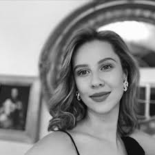 20-letnia modelka i aktywistka antywojenna Maria Kovalchuk została  znaleziona w krytycznym stanie na poboczu drogi w Dubaju. Po brutalnym  pobiciu przeszła już cztery operacje, ale nadal nie jest w stanie mówić. Jak